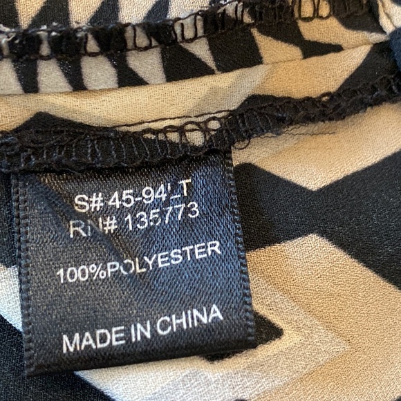 Louella Rose Geo Print Surplice Cutout Back Crop Top Size Small - Picture 8 of 11